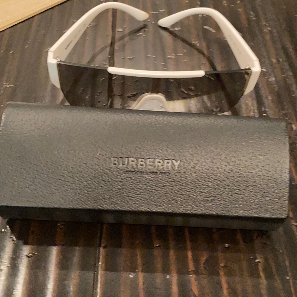 BURBERRY WHITE SUNSHADES!!! 🛍🛍🛍😊😊😊 - Picture 8 of 12